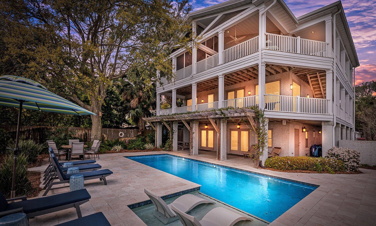 East Beach House | Immaculate Private Ocean Front Escape, Easy Walk To BEACH, Private Pool!