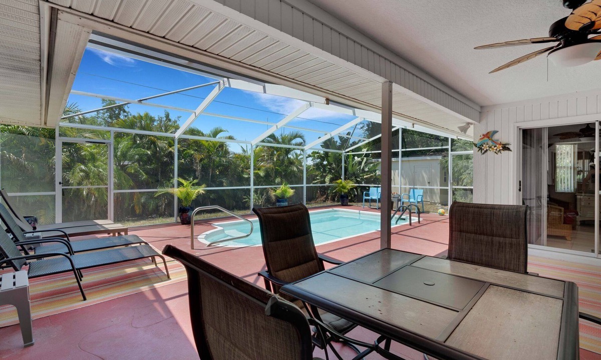 South Venice House | IMMACULATE PRIVATE POOL HOME MINUTES TO BEACHES, DOWNTOWN.
