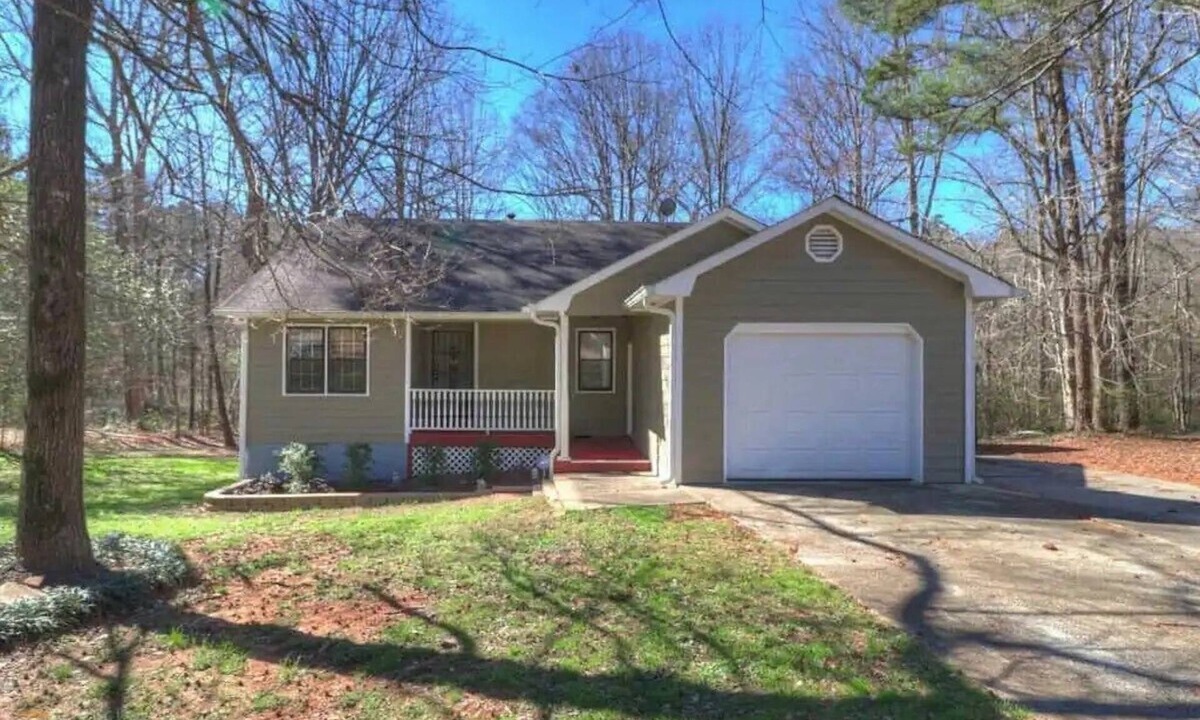 Stockbridge House | Immaculate Ranch-Style Home w/Creek Access