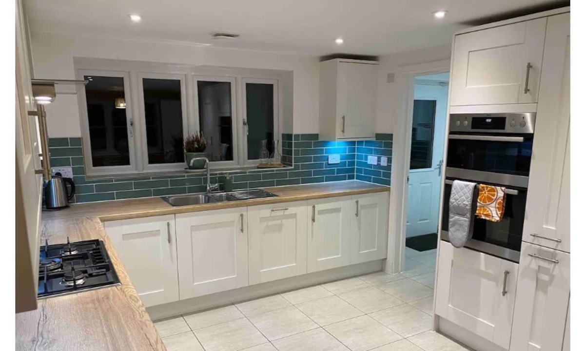 Calne House | Immaculate, spacious & comfortable home, dogs OK.