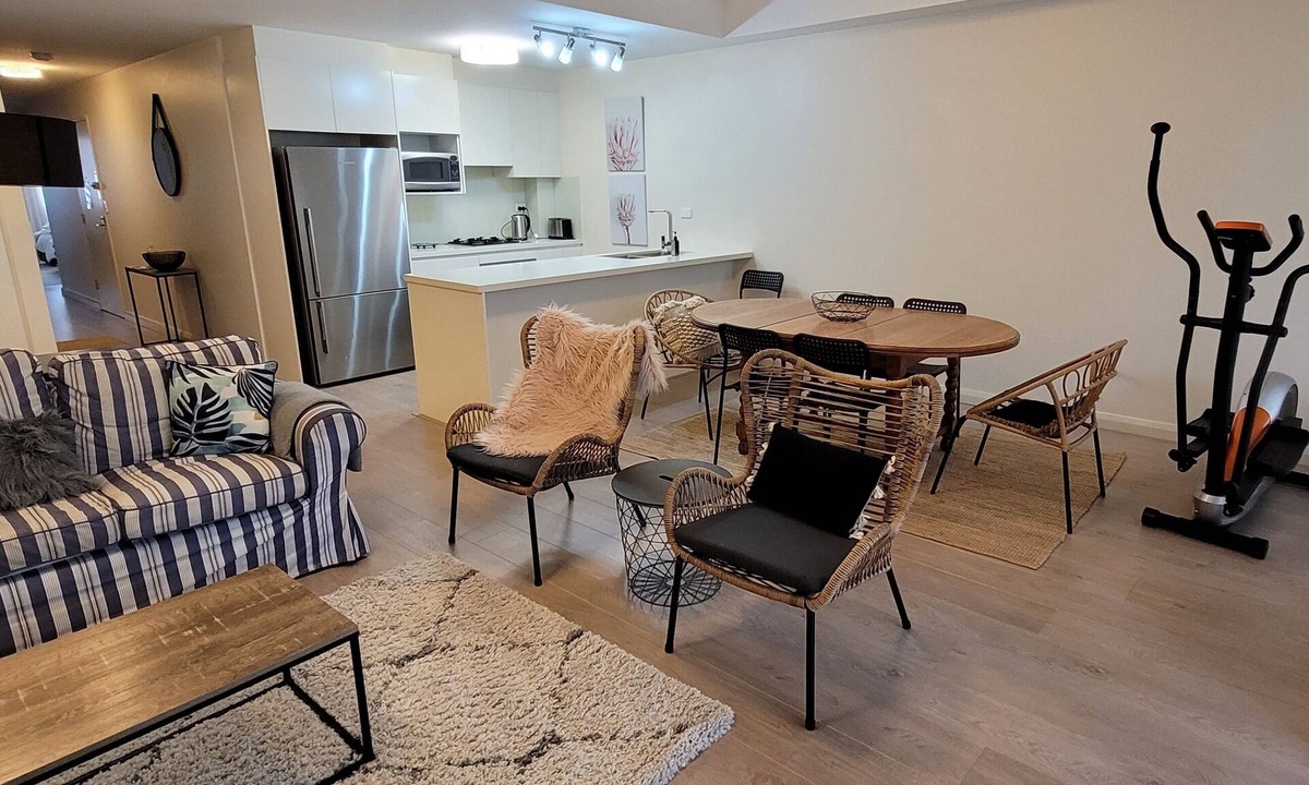 Gordon Apartment | Immaculate, spacious & peaceful apartment with 2 Bdm, 2 Bath & study area.