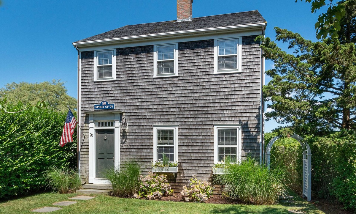 Nantucket Town House | Immaculate & Updated 4BR - steps to Town and Beach.