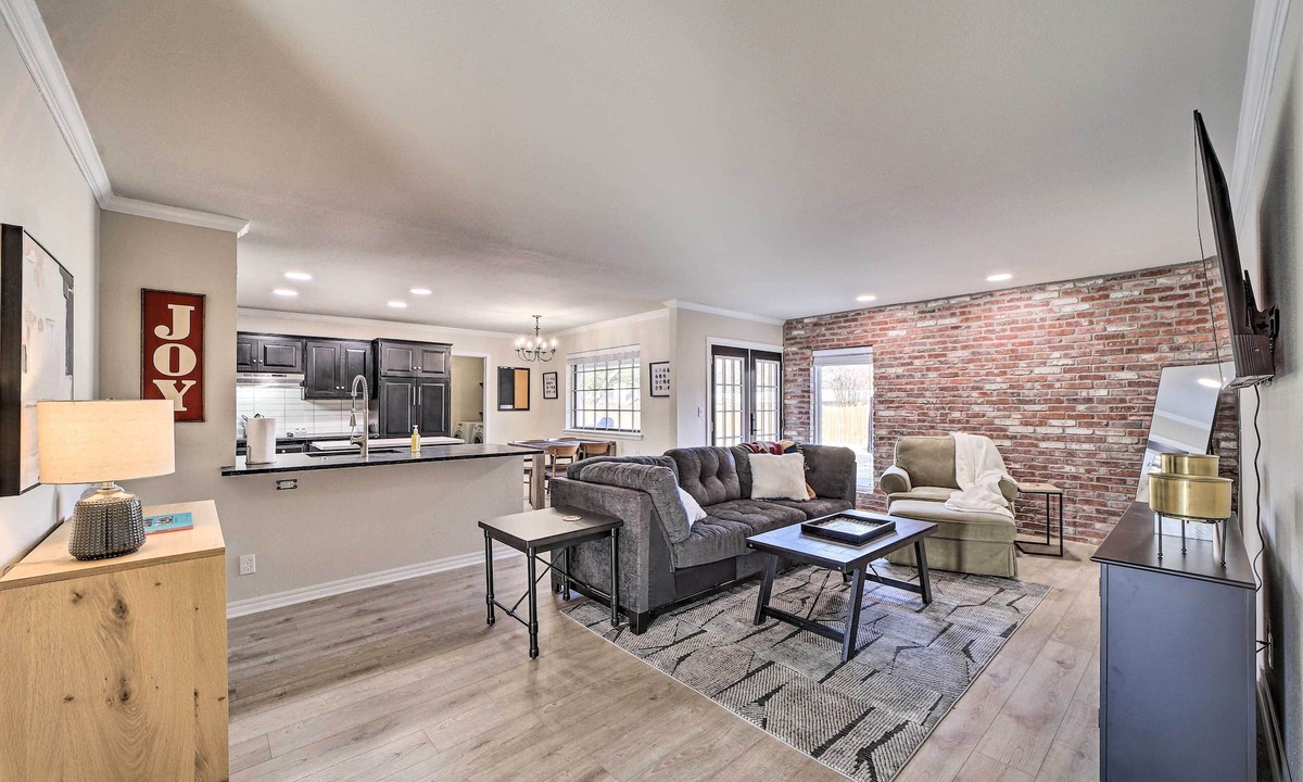 South Tulsa Cottage | Immaculate 'woodland View' Retreat w/Hot Tub