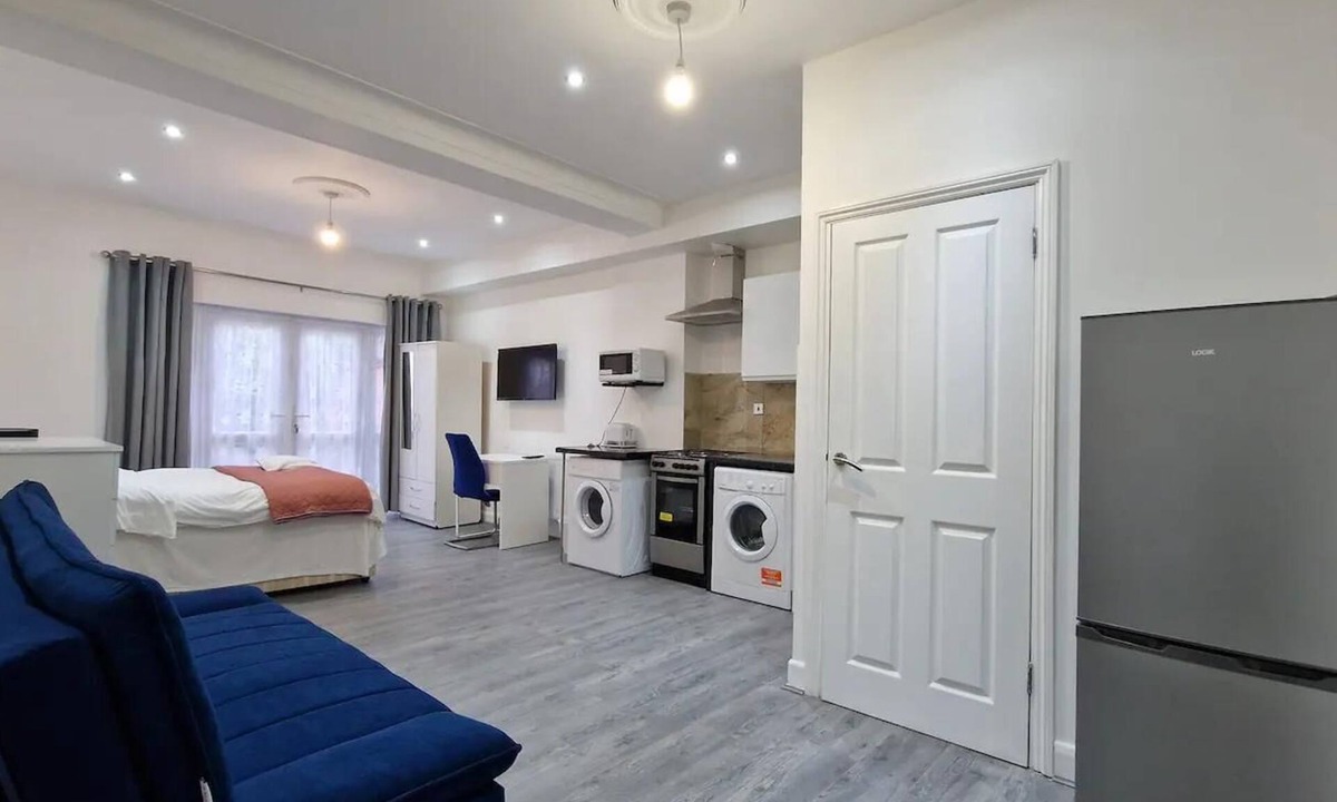 Clayhall Apartment | Impeccable 1-bed Apartment in Ilford
