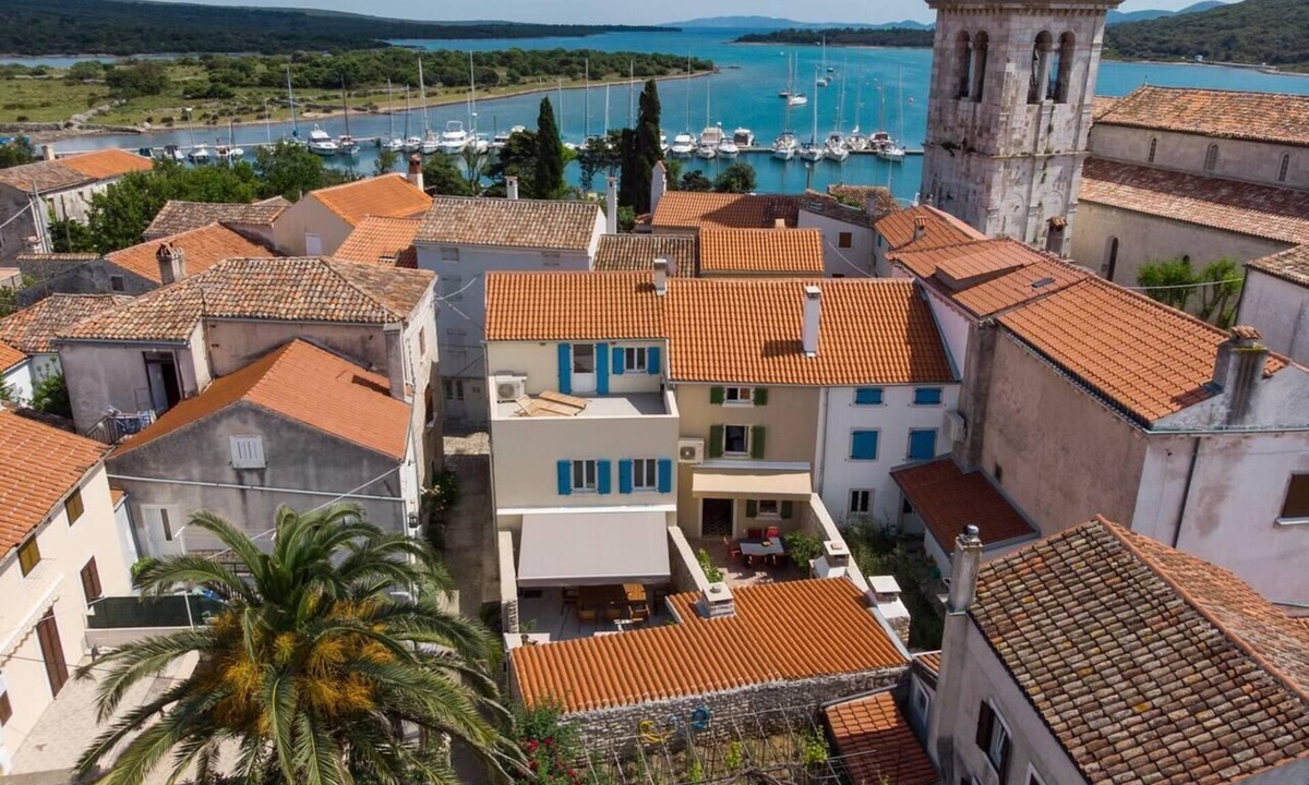 Osor Apartment | Impeccable 4-Bed Apartment in Osor