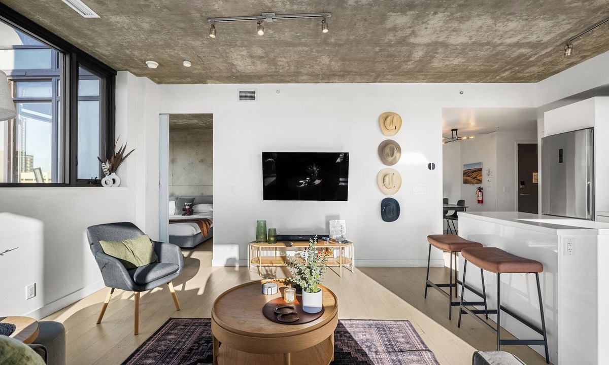 Connaught Apartment | Impeccable DT Condo | City & Mountain Views | Pool