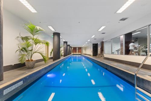 Docklands Apartment | Impeccably Chic 2-Bed With Views & Fab Amenities