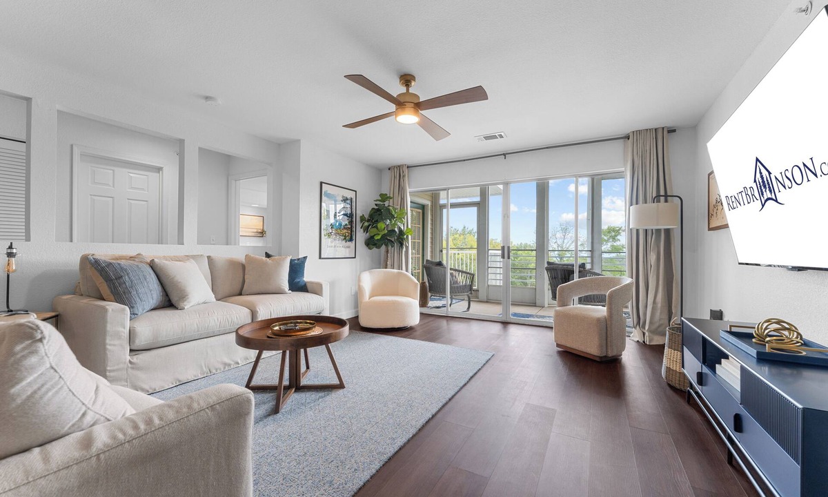Kimberling City Condo | Impeccably Remodeled Condo with Open Community Pool, Screened Porches & Free Attraction Tickets