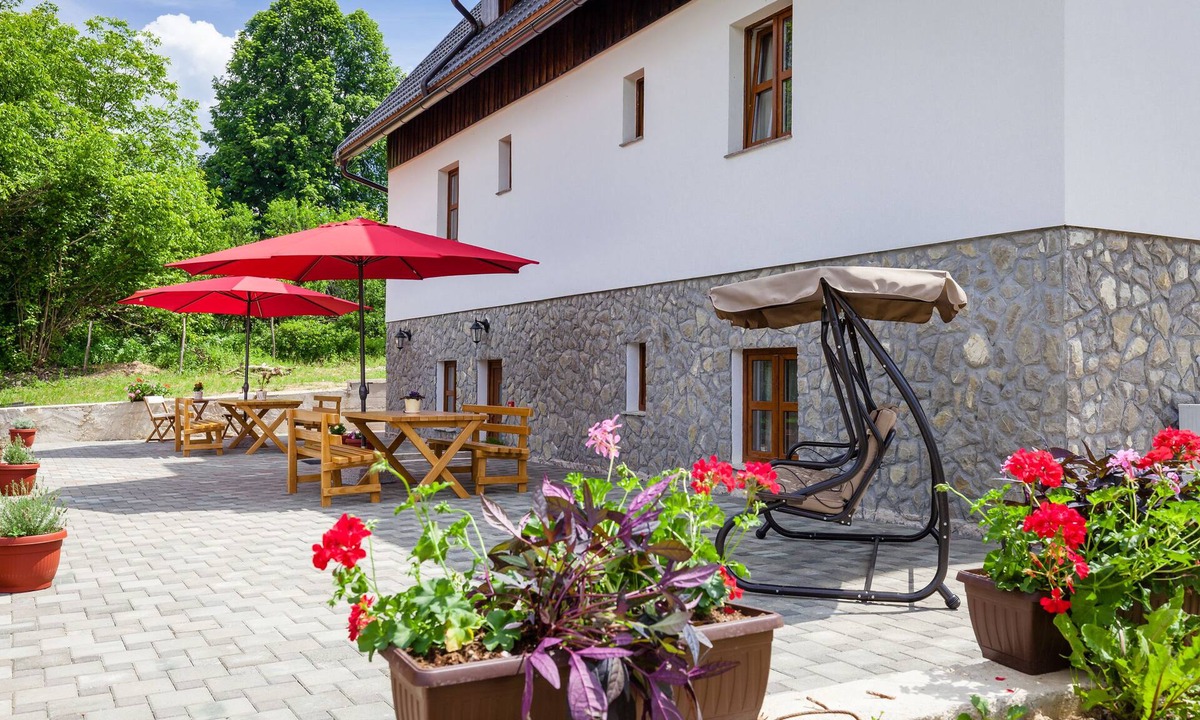 Jezerce Bed & Breakfast | Imperial house