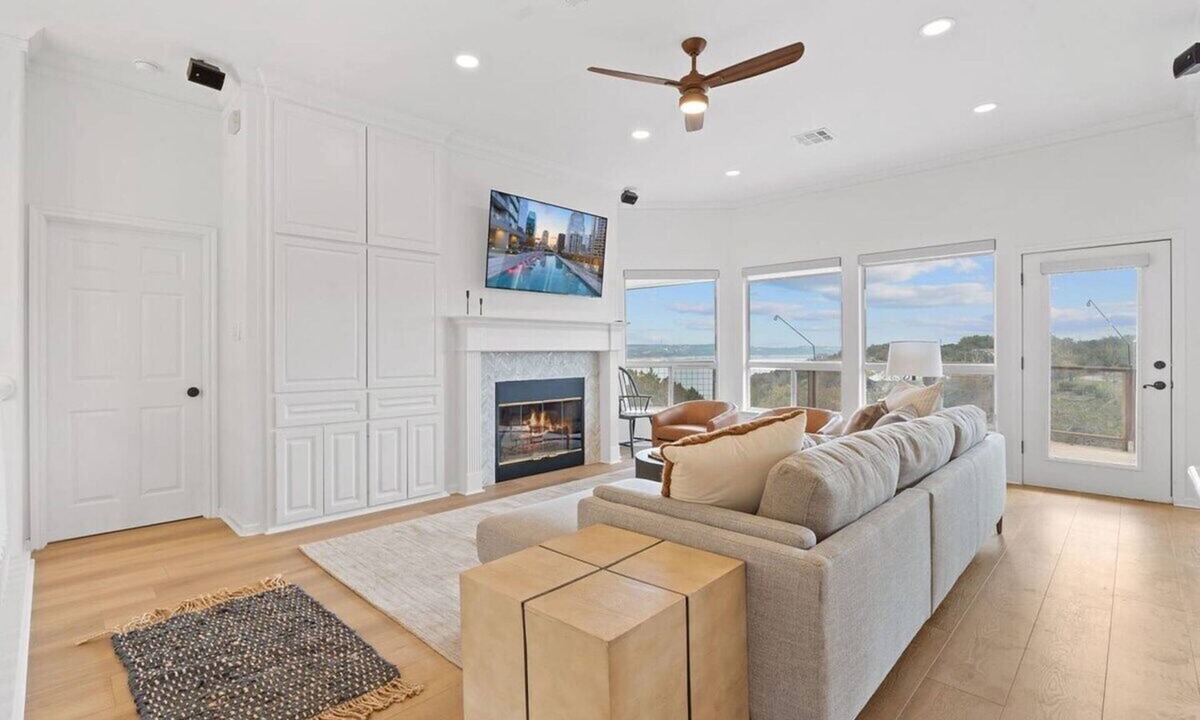 Lakeshore Ranch House | Impressive Lake View Mansion Atop Secluded Country