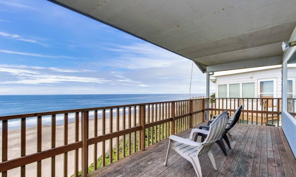 Gleneden Beach House | Impressive oceanfront home with great views dog friendly