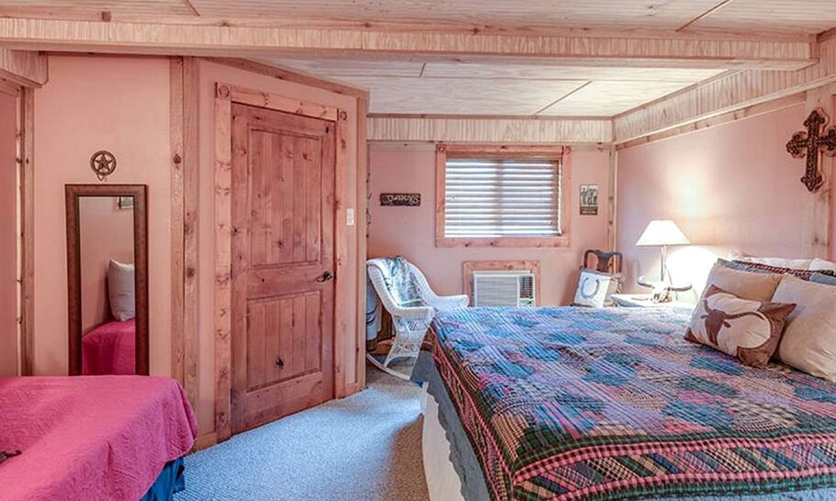 Carmine Cabin | Impressive Wooden Cabin in Round Top, Texas