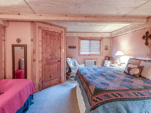 Carmine House | Impressive Wooden Cabin in Round Top, Texas