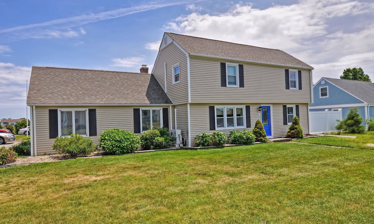 Eastward Look House | In 2026, Only 3 Weeks Avail-Spacious 5-bdrm Private Backyard, Free Beach Parking