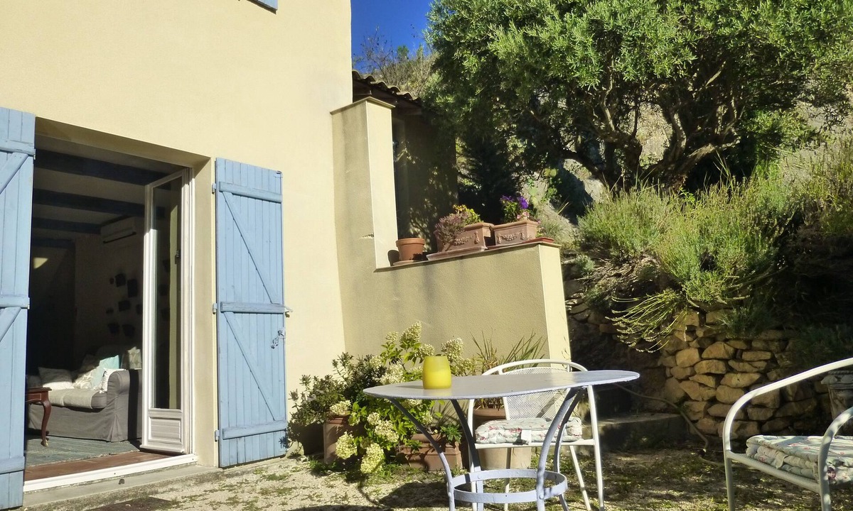 Roquemaure House | In a beautiful Provencal setting, airconditioned house for 2 with swimming pool