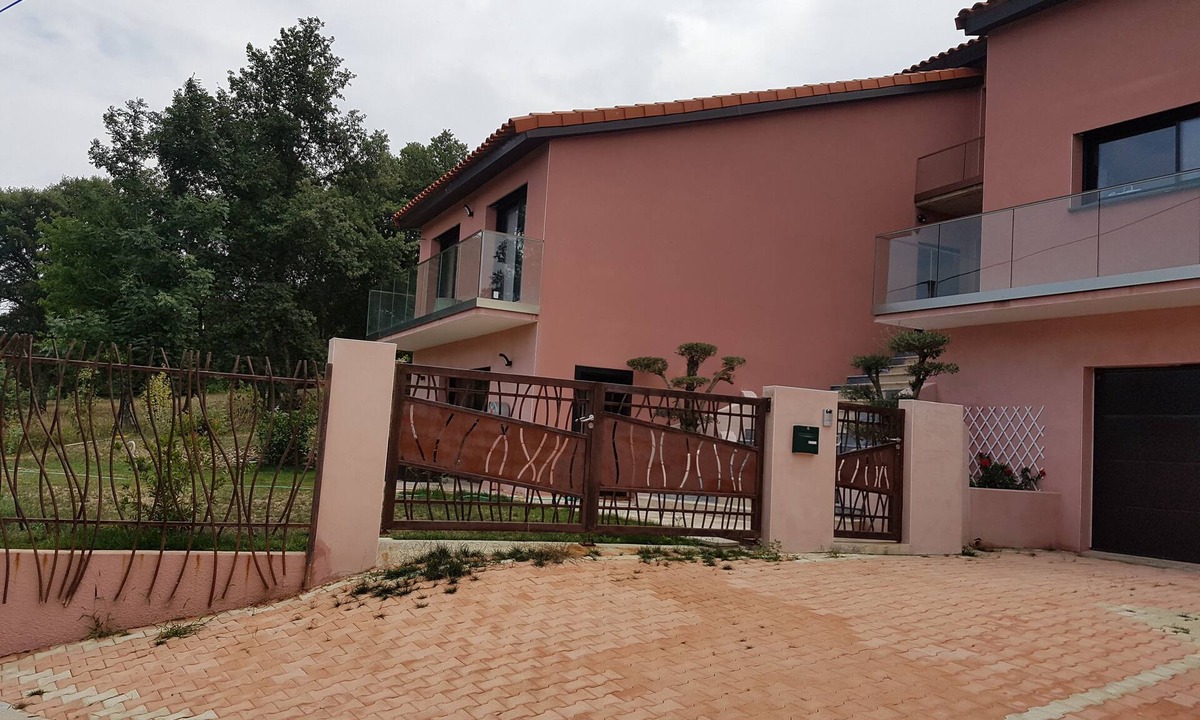 Calmeilles Villa | In a peaceful green setting oxygenate yourself in this prestigious villa