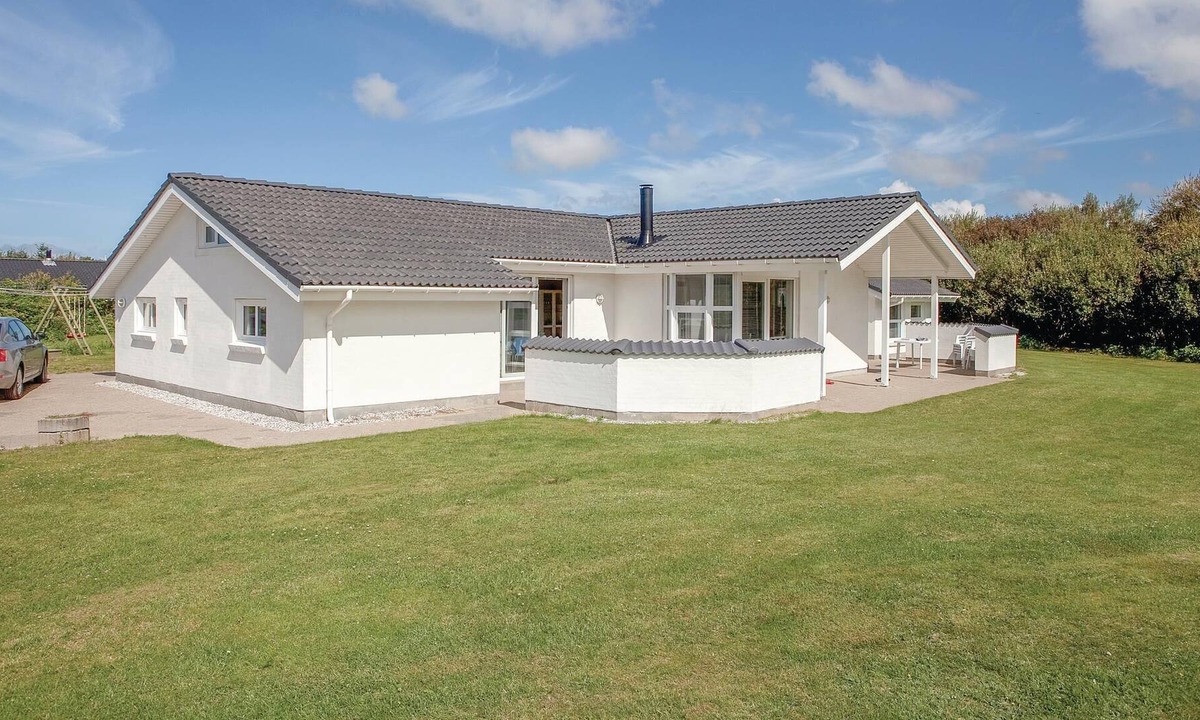 Lonstrup House | In a quiet vacation area near Lønstrup, this stone vacation home awaits you on a natural plot with p