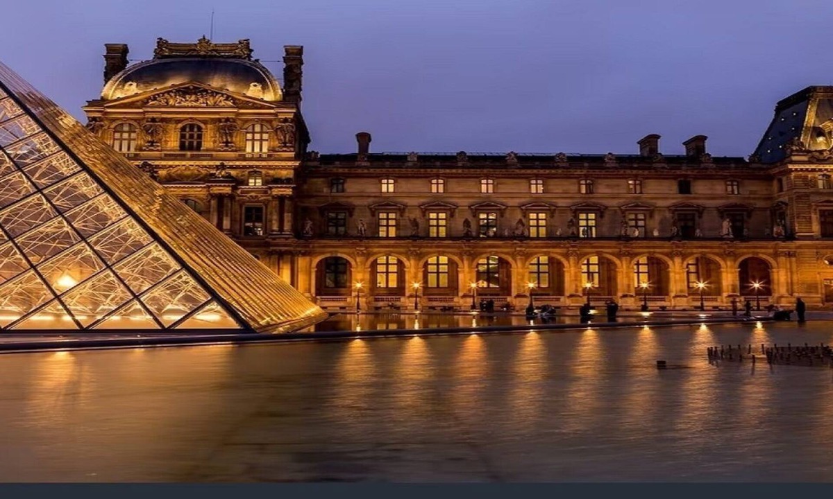 Les Halles Apartment | IN A TYPICAL PARISIAN STYLE WITH PARQUET FLOORING, & MOULDINGS-LA LOUVRE