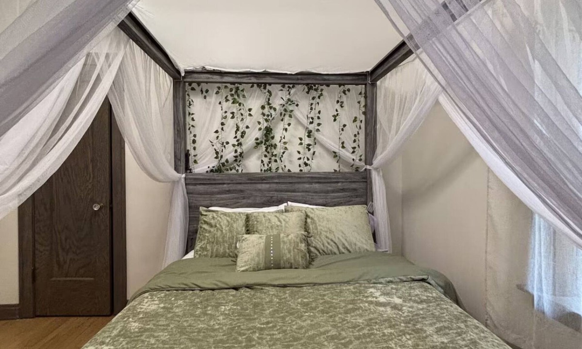 Berwyn Apartment | in Berwyn - 3 bedrooms available
