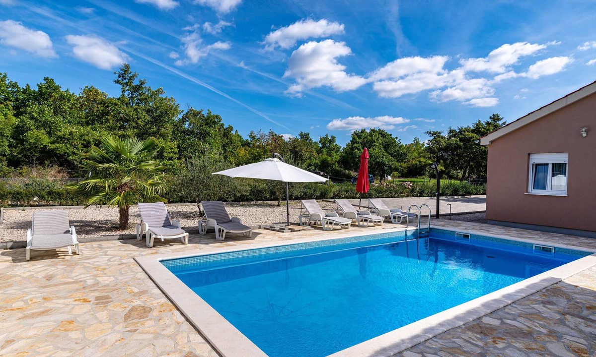 Lovinac House | In Gornji Policnik awaits you this beautiful vacation bungalow.