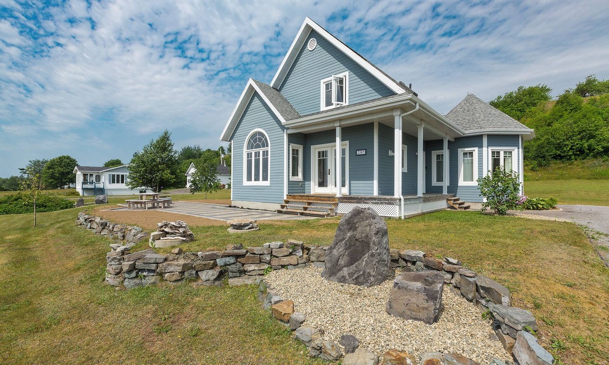 Isle aux Coudres House | In harmony with the St-Lawrence River