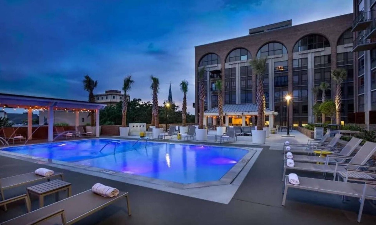 Historic Downtown Savannah Hotel | In Historic Savannah | Rooftop Pool + Dining