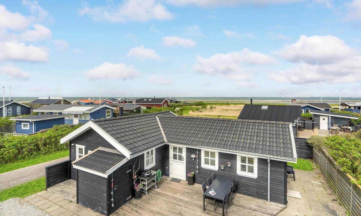 Logstor House | In Lendrup there is a nice lido on the beach, on the beach you can book tennis courts, rent a boat,