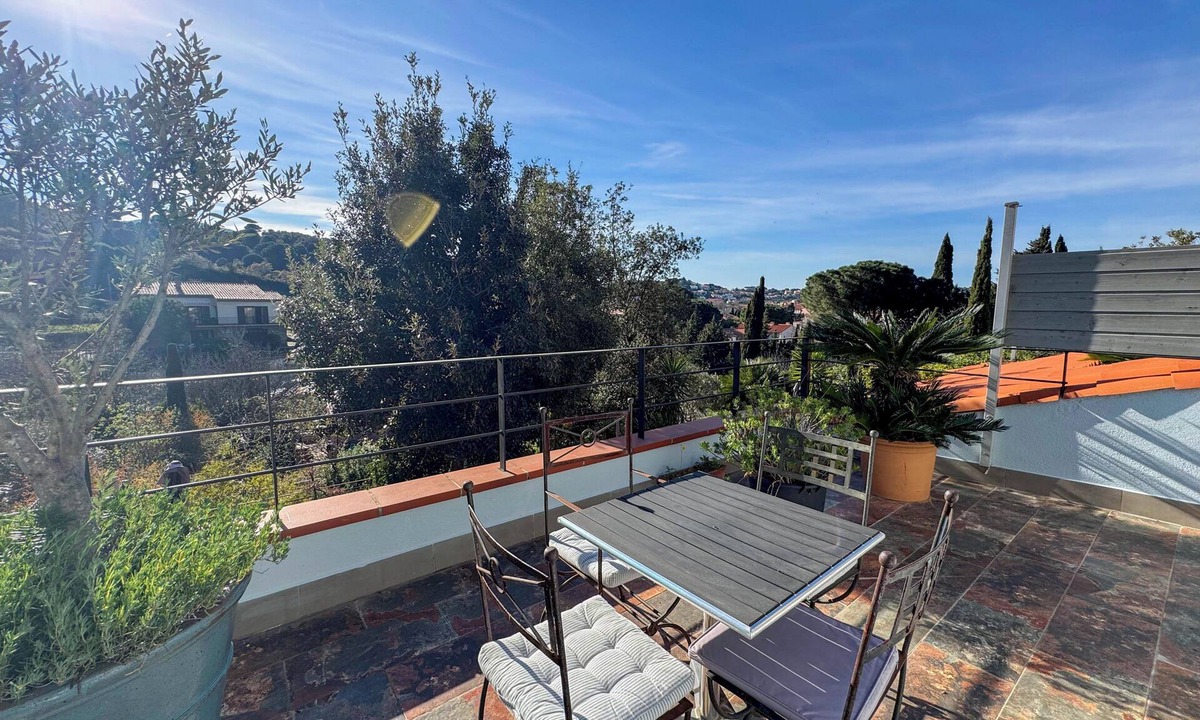 Collioure Apartment | In peace, beautiful clear view 250m from beaches and shops with Wifi.