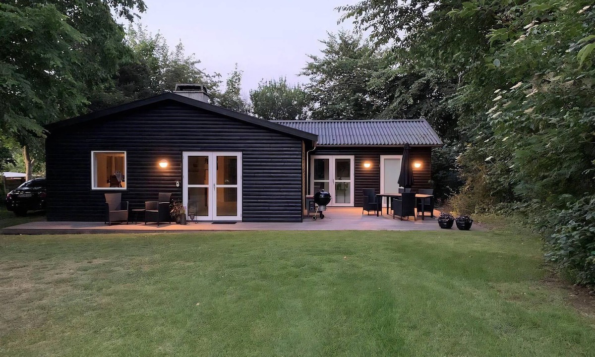 Rageleje House | In the charming coastal town of Rågeleje, this lovely holiday home is located.