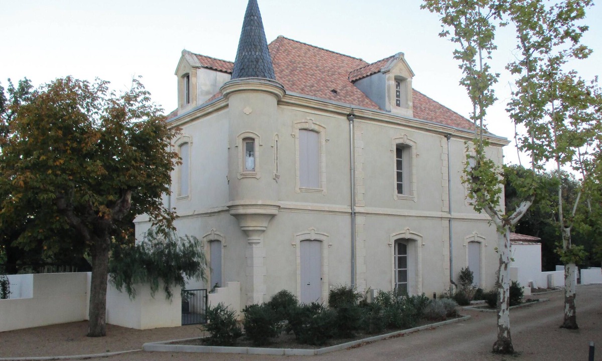 Lezignan-la-Cebe Villa | In the grounds of a restored château in Lézignan la Cèbe
