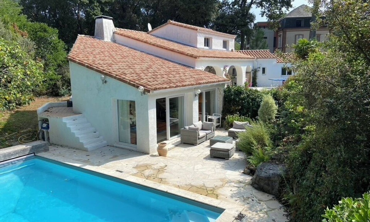 Noirmoutier-en-l'Ile Villa | In the heart of the Bois de la Chaise 6 bedroom villa - swimming pool - 600m from the beach