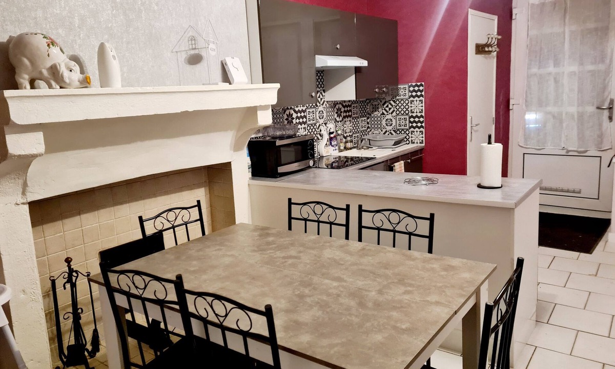 Brochon House | In the heart of the town of Gevrey-Chambertin, a great winegrowing name