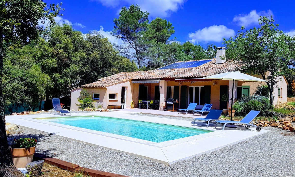 Flayosc Villa | In the heart of 4600m2 of oaks, quiet: swimming pool, tennis, pétanque, private
