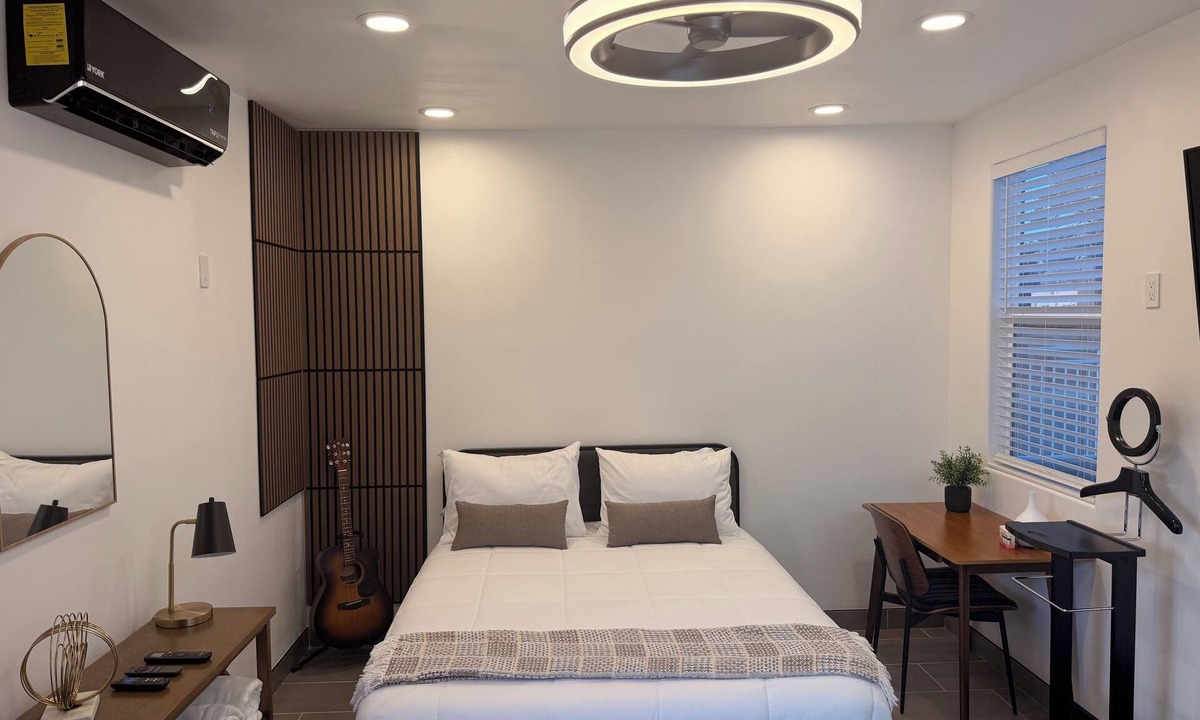 Uptown Apartment | In the heart of ABQ Uptown 3 minutes from Coronado Mall & Winrock Town Center