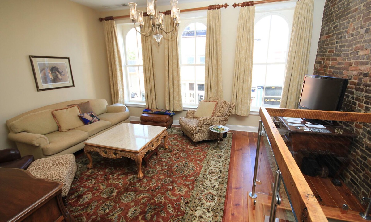 Paris Apartment | In the Heart of Historic Downtown Paris KY