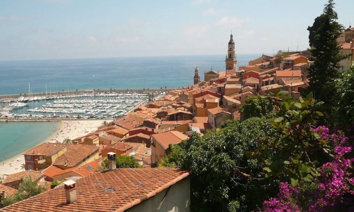 Old Town Apartment | In the heart of Menton, picturesque, air-conditioned 3-room apartment. Wifi.