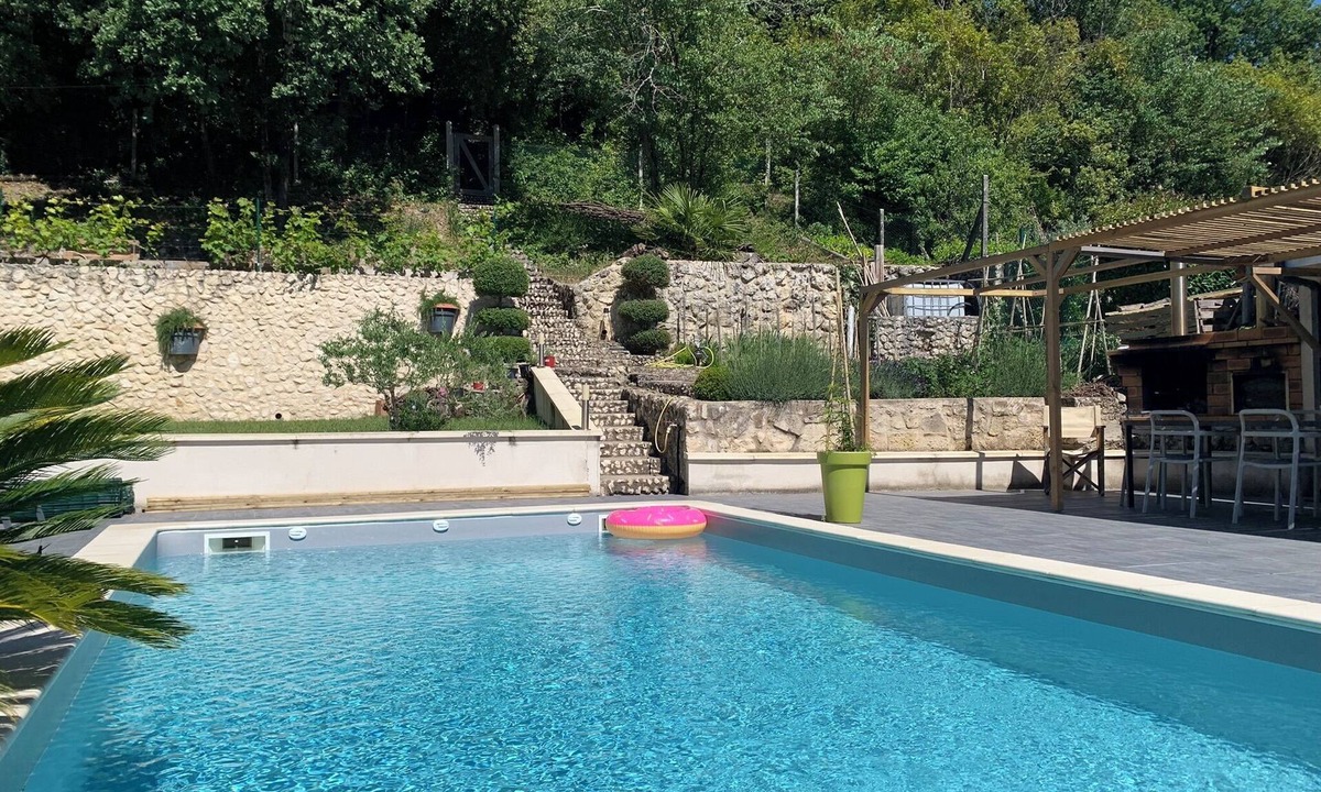 Floirac House | In the heart of the Bordeaux wine-growing region: a family home with a pool