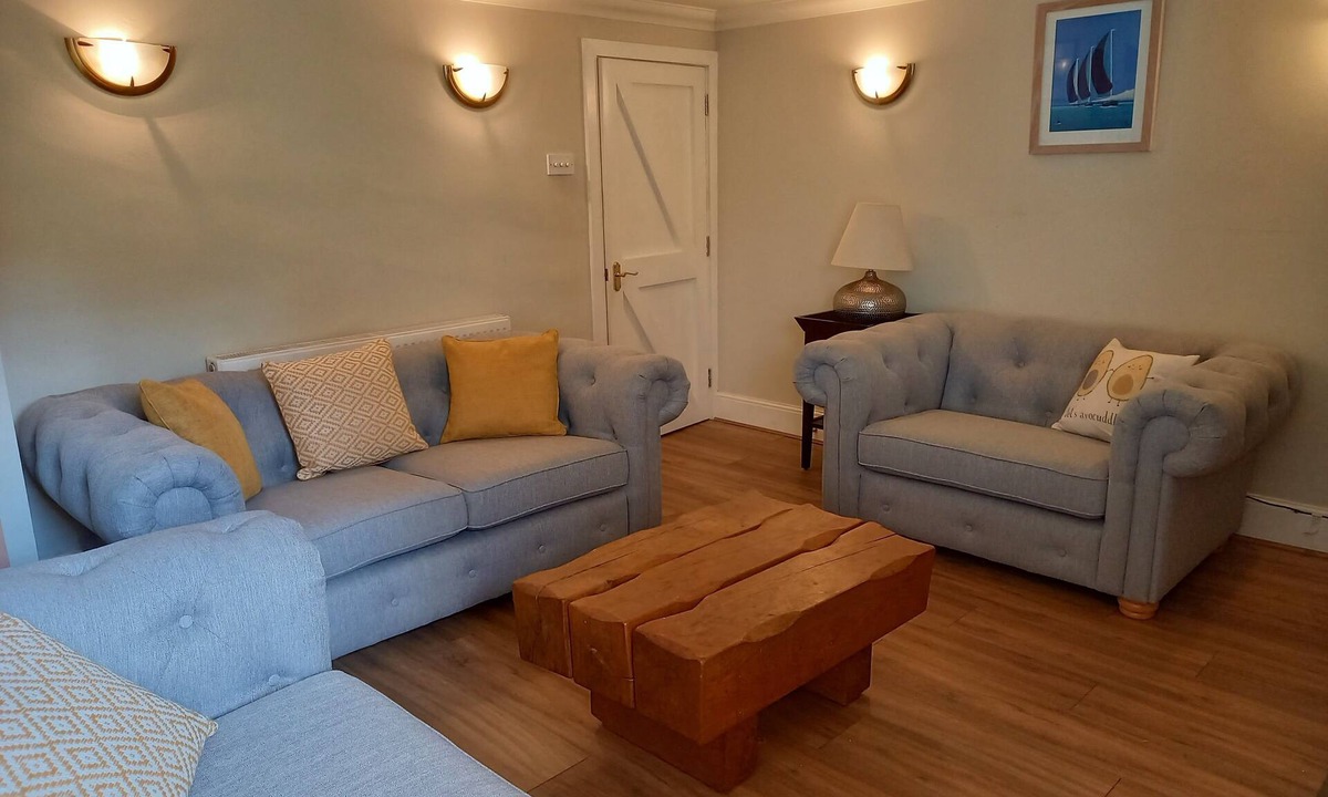 Shanklin Apartment | In the heart of the Old Village, 5 minutes to the beach. Sky TV.