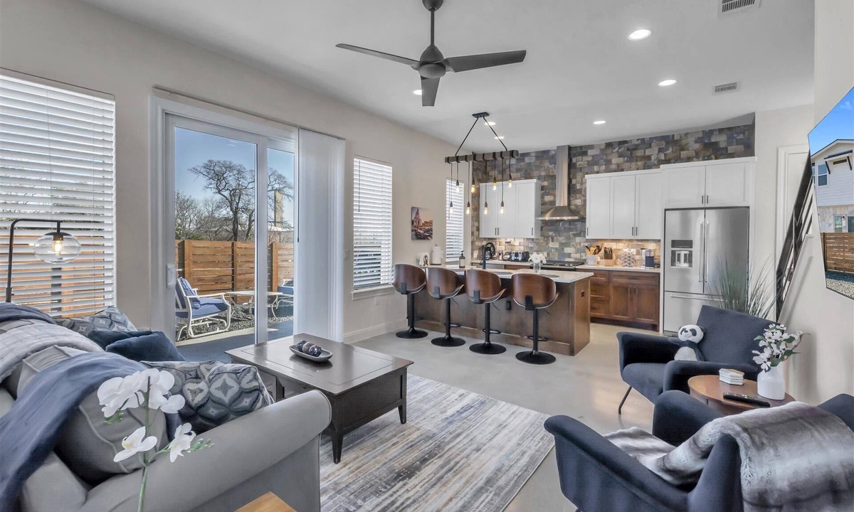Blackshear-Prospect Hill Condo | In The Hot Middle of All The Action! BEDS FOR 9 HEADS! Awesome View!