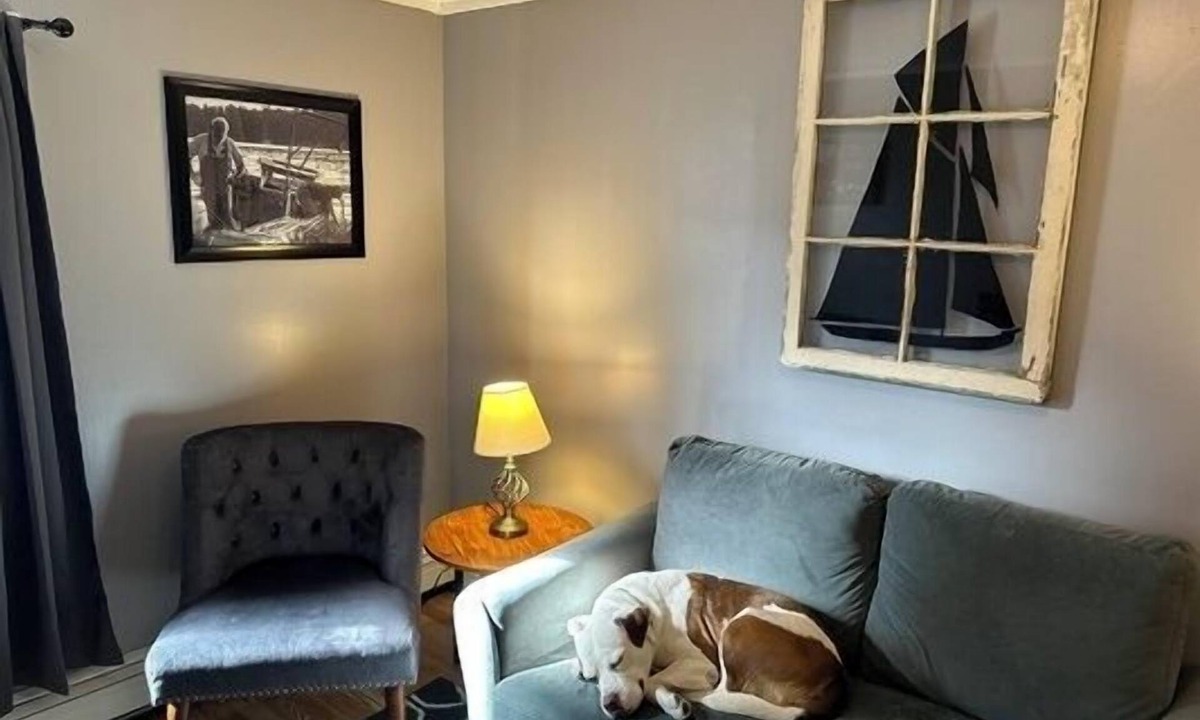 Parkside Apartment | In-town no frills 2 bedroom apt