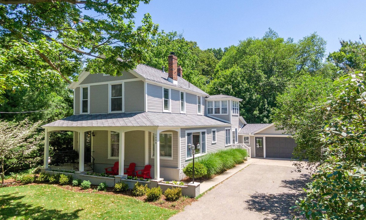 Saugatuck House | In-Town Saugatuck “Magical Backyard” with Fire Pit Walk to Town