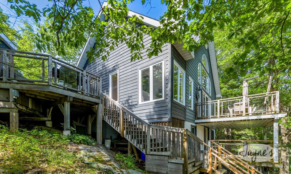 Dorset Cottage | Incl Water Trampoline, Overlooking Lake of Bays! All Day Sun! Hot Tub!