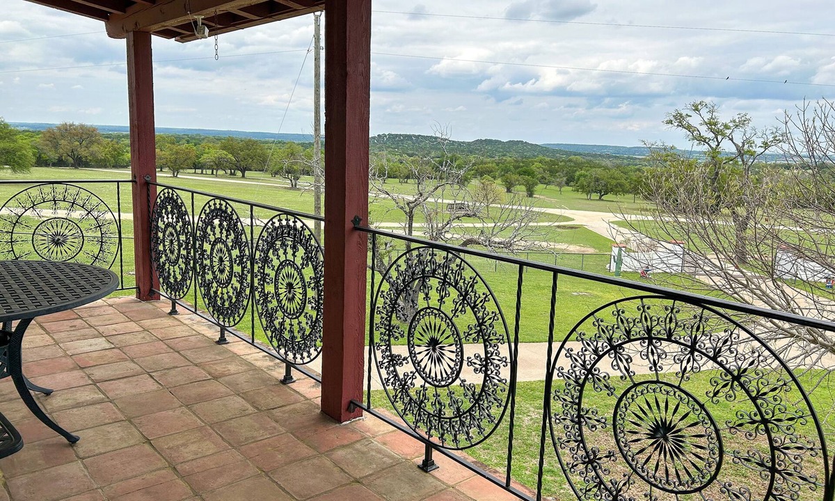 Morgan Cabin | Inclusive Texas Hunting Lodge on Secluded Exotic Ranch just South of Dallas