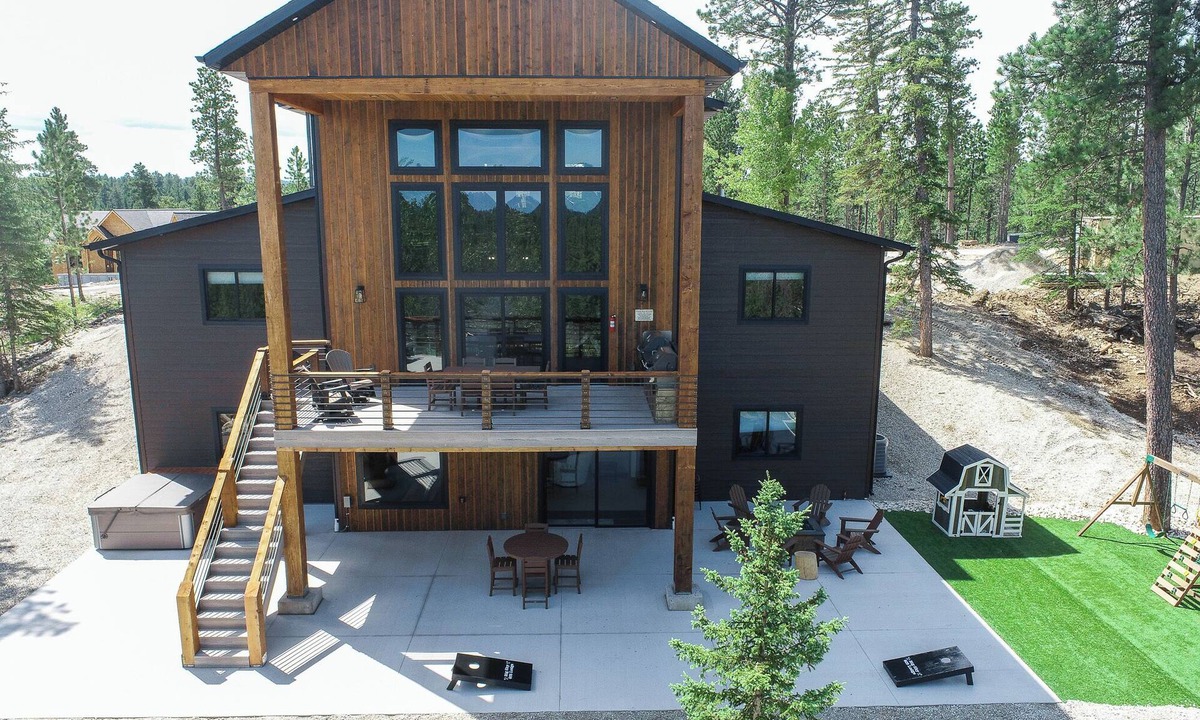 Lead Cabin | Incredible 5000+ Sq. Ft. Lodge w/Large Outdoor Space w/Hot Tub and Fire Pit!