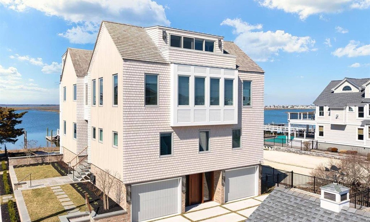 Avalon House | Incredible 6 Bedroom 6.5 Bath Home!