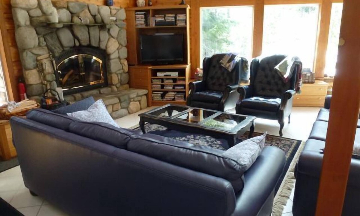 Mazama House | Incredible Mountain Log Home on Methow River