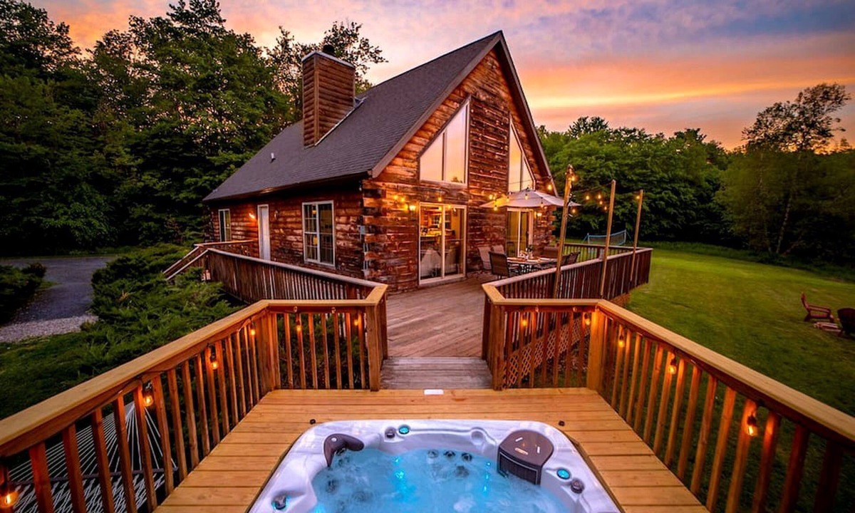 Livingston Manor House | Incredible New York Cabin with a Spa and Movie Theater
