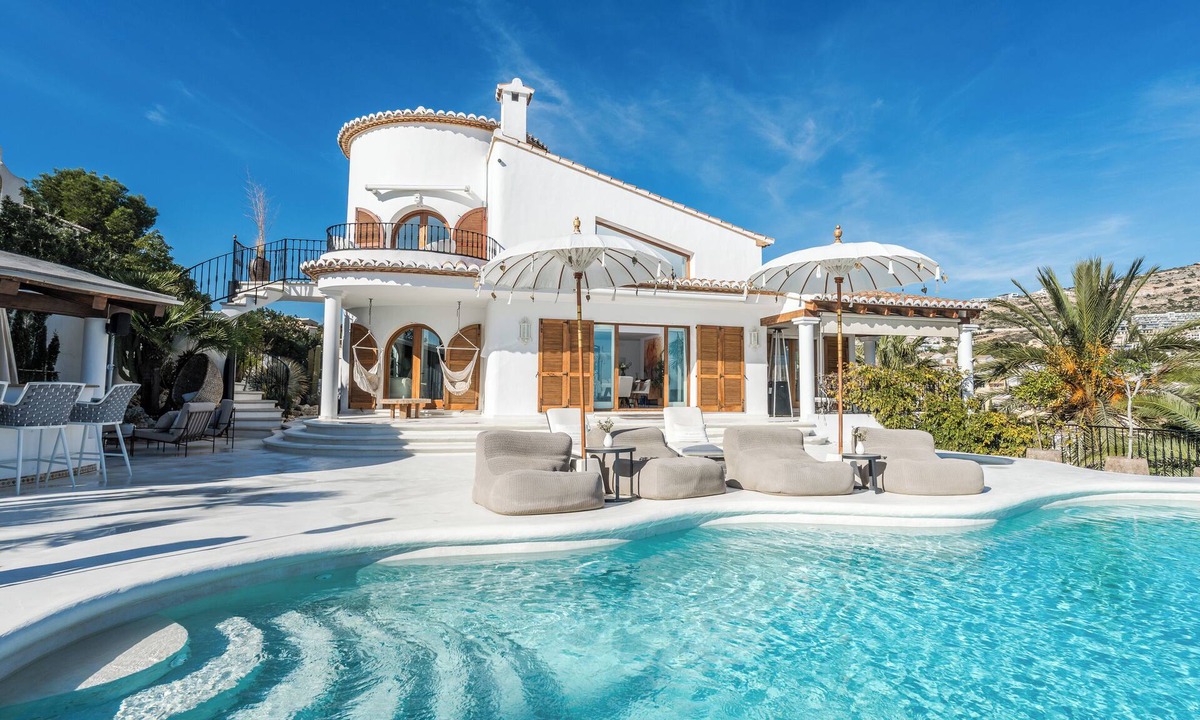 Cumbre del Sol Villa | Incredible seafront 4-bedroom luxury villa with infinity pool in Cumbre del Sol.