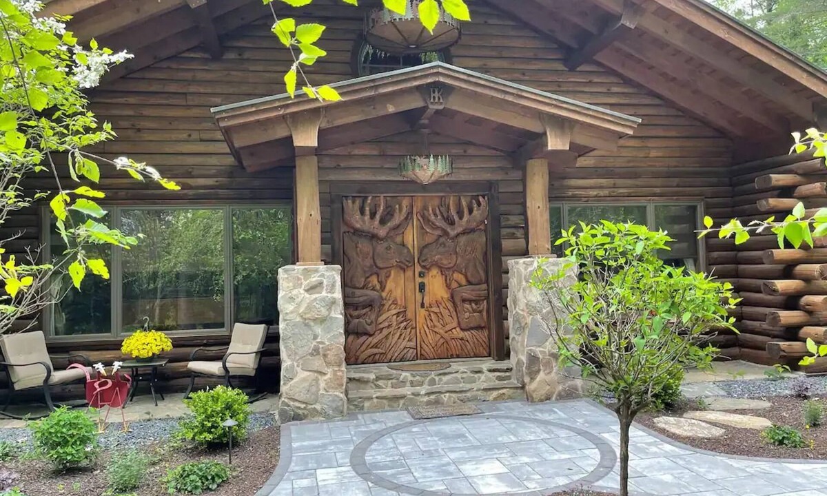 North Egremont Cabin | Incredible Ski Lodge - 7500 Square ft - Log Cabin - Moose Lodge