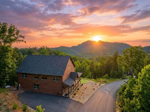 Wears Valley House | Incredible Views - Htd Pool - Hot Tub - Mini Golf